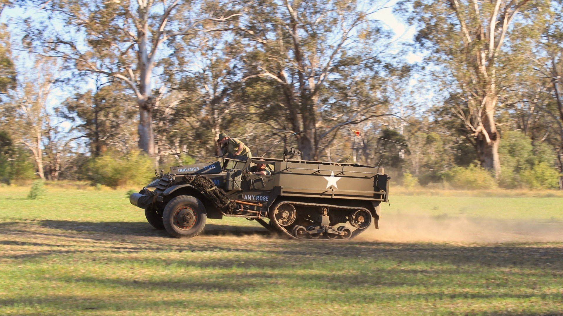 水球对抗赛突尼斯打出整体配合，水球身体对抗